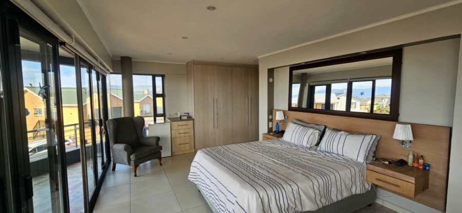 4 Bedroom Property for Sale in Perlemoenbaai Western Cape